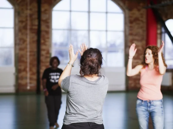 Frauen tanzen gemeinsam